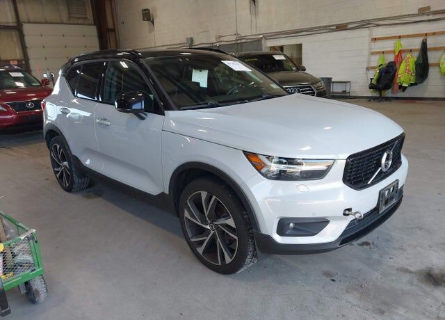 2020 VOLVO XC40