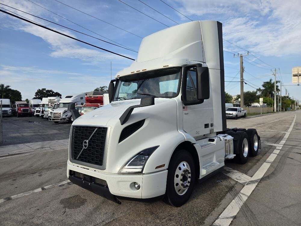 2023 VOLVO TRUCK VNR