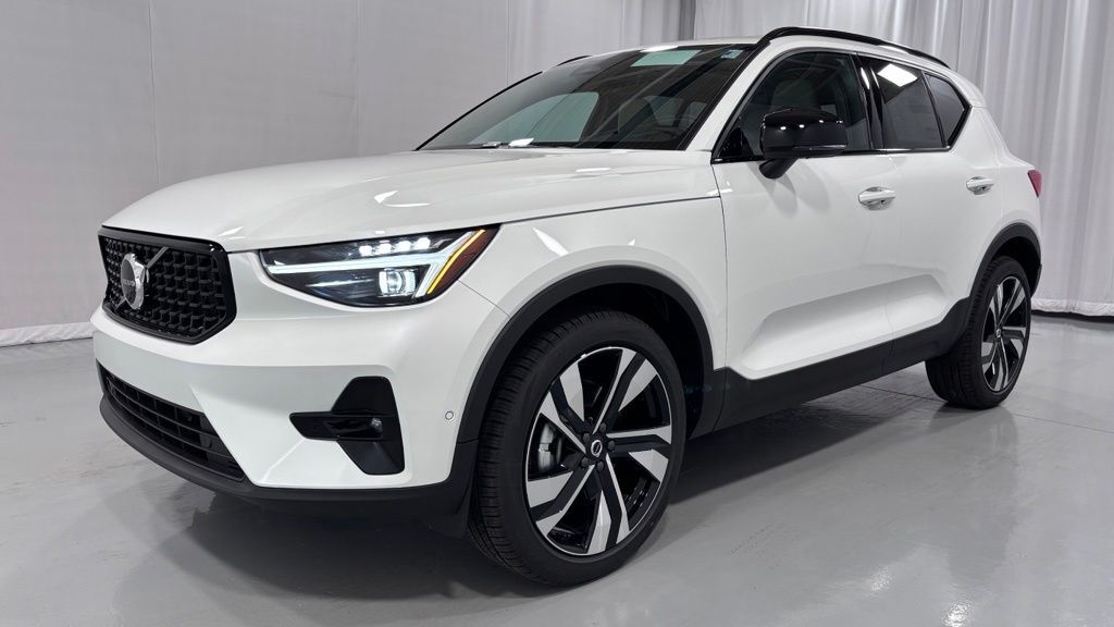 2026 VOLVO XC40