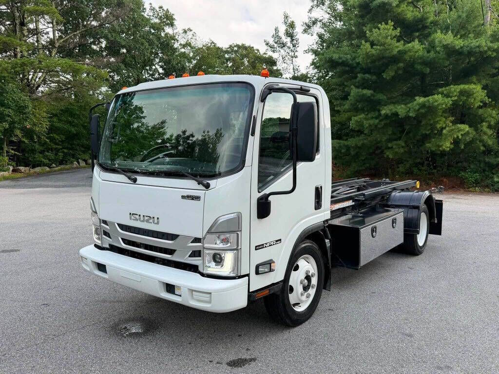 2024 ISUZU NPR-HD