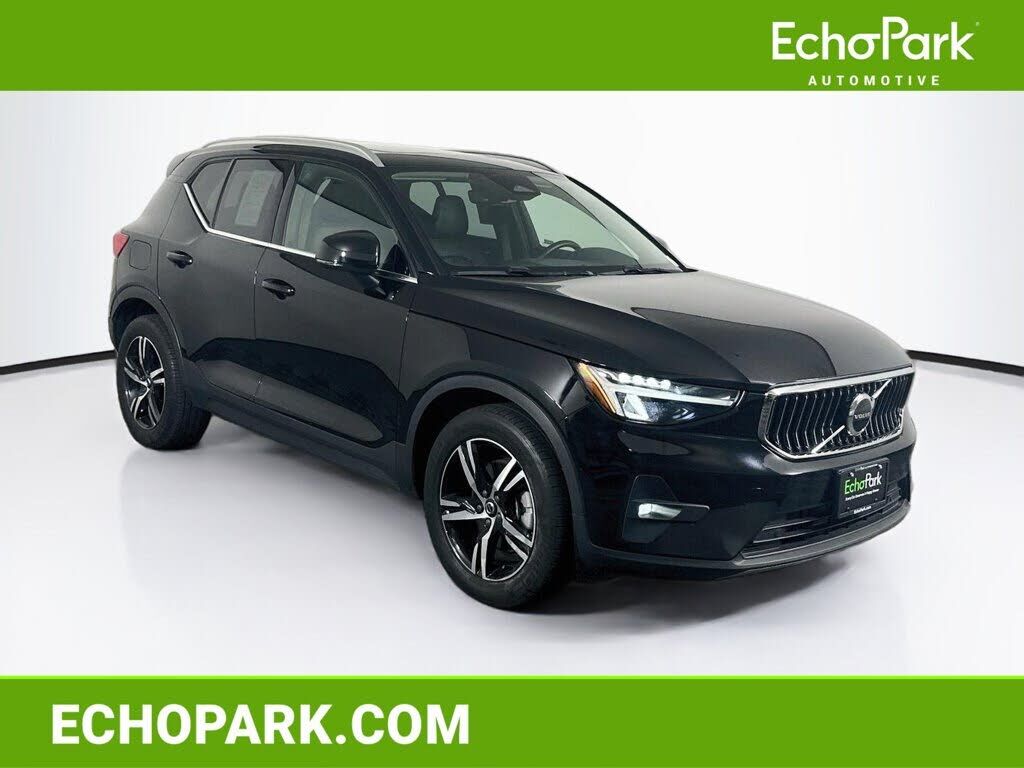 2023 VOLVO XC40