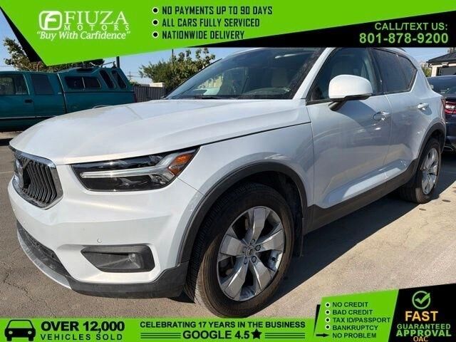 2022 VOLVO XC40