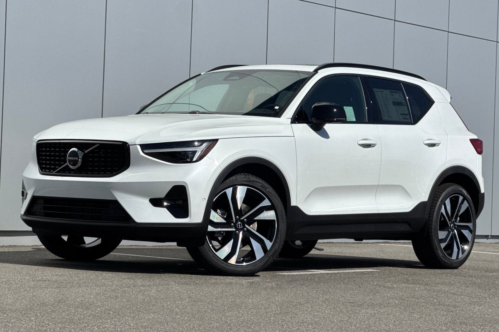 2026 VOLVO XC40