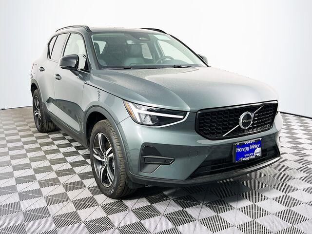 2026 VOLVO XC40