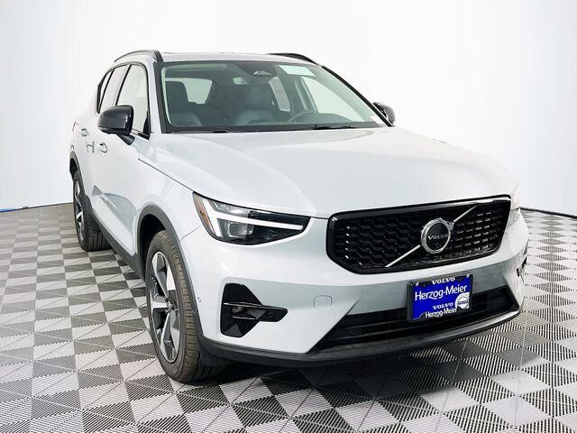 2026 VOLVO XC40