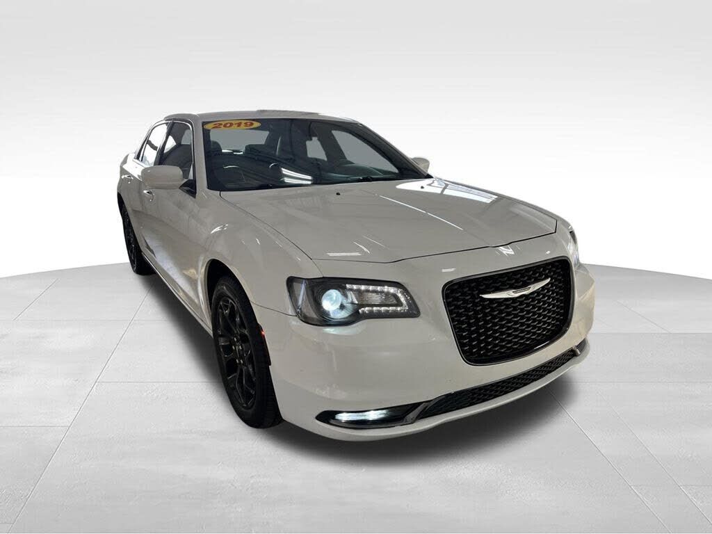 2019 CHRYSLER 300