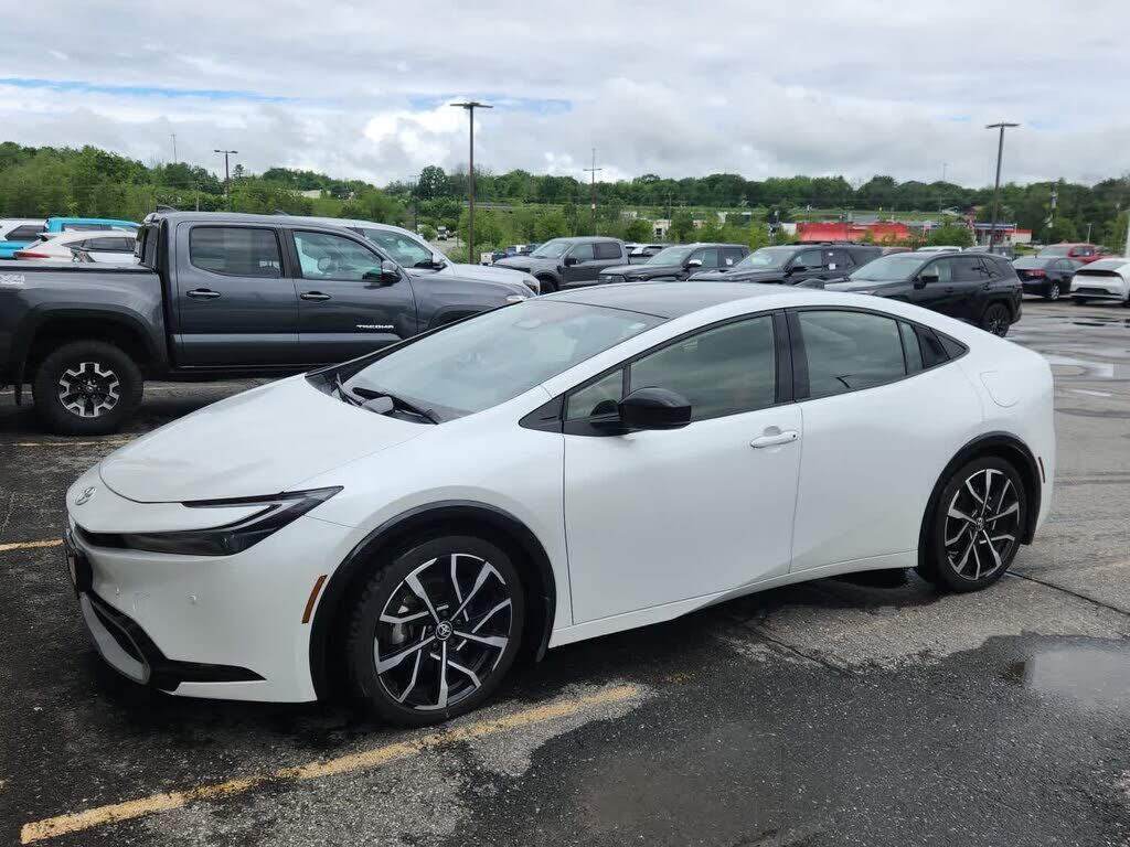 2024 TOYOTA Prius