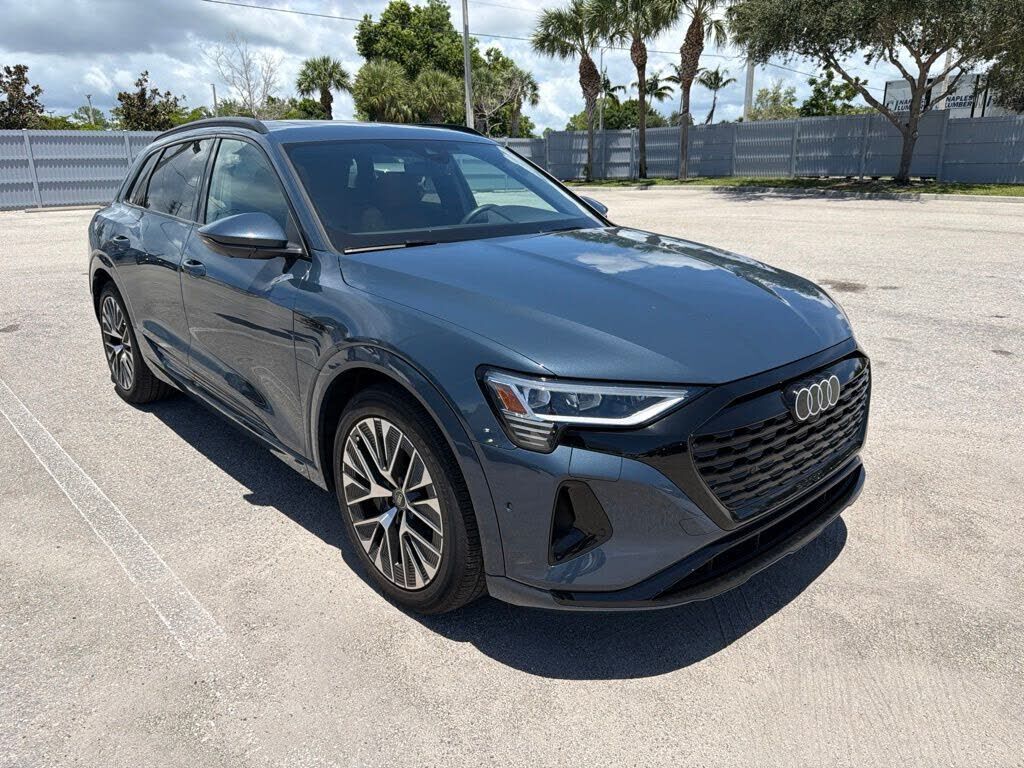 2024 AUDI Q8