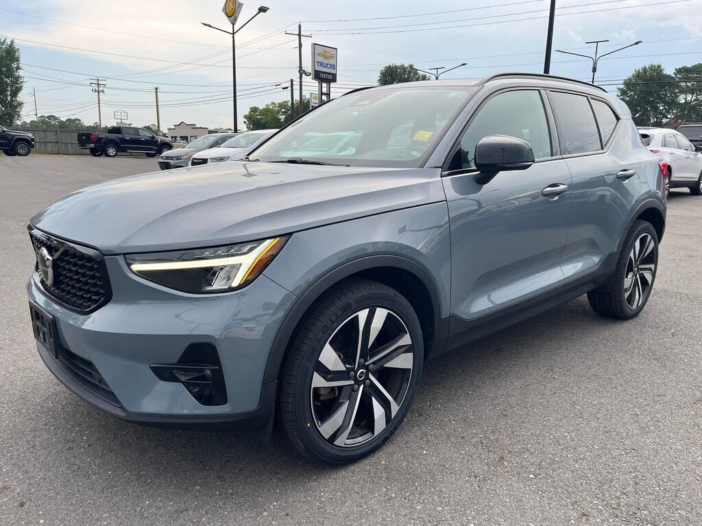 2023 VOLVO XC40