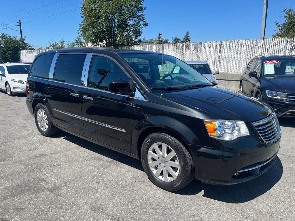 2015 CHRYSLER Town and Country