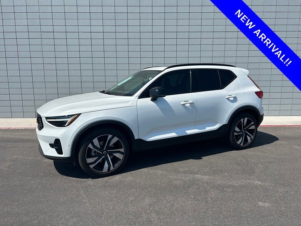2025 VOLVO XC40