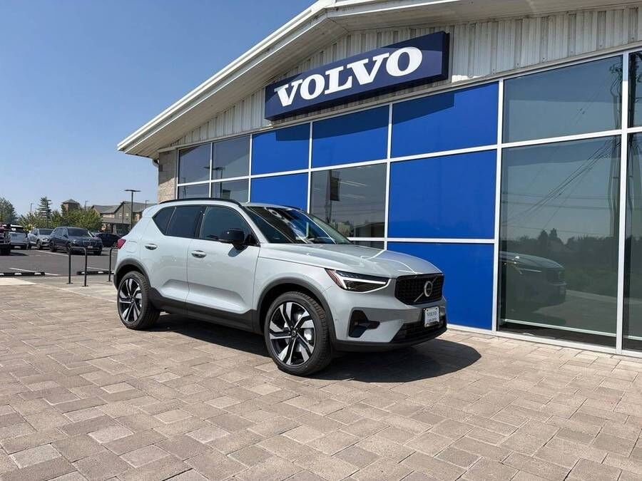 2026 VOLVO XC40