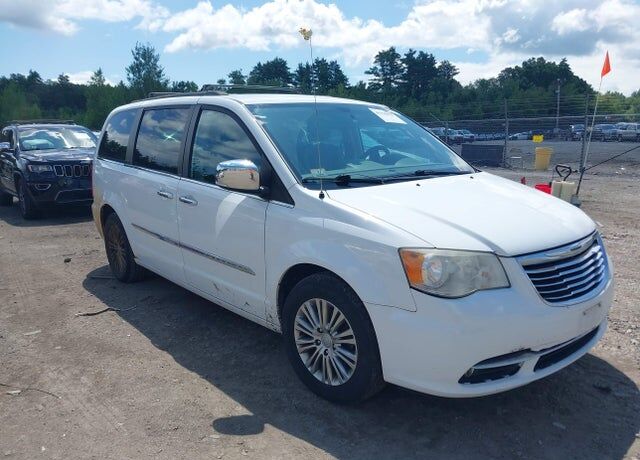 2014 CHRYSLER Town and Country