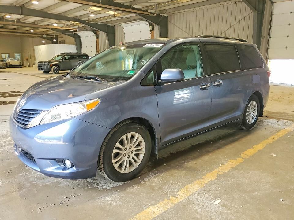 2017 TOYOTA Sienna