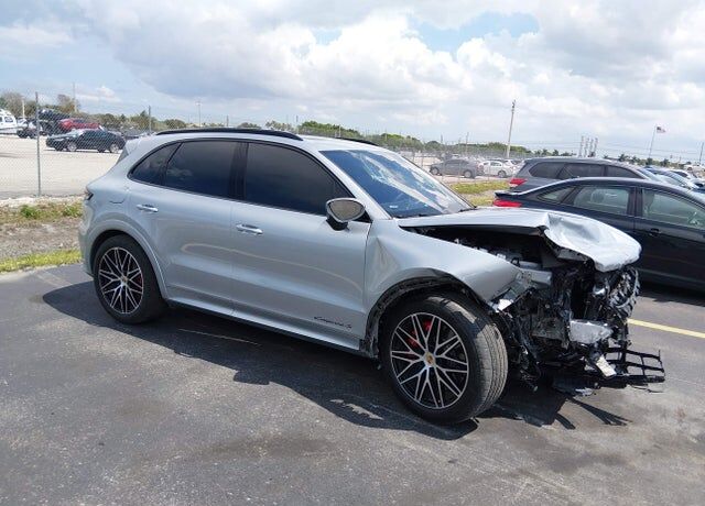 2024 PORSCHE Cayenne