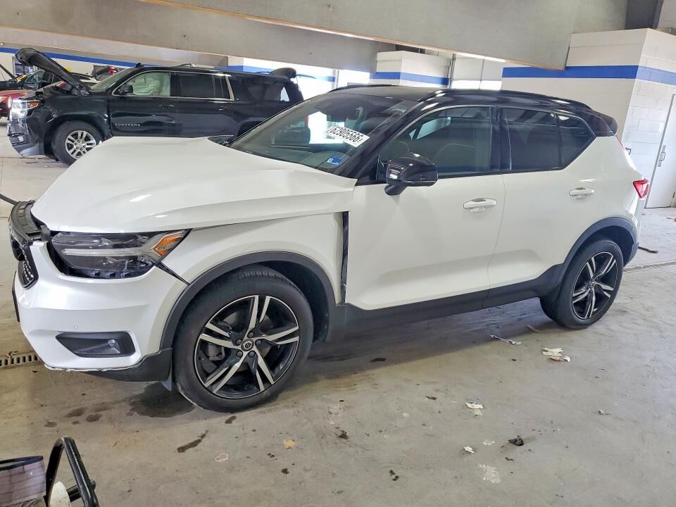 2022 VOLVO XC40