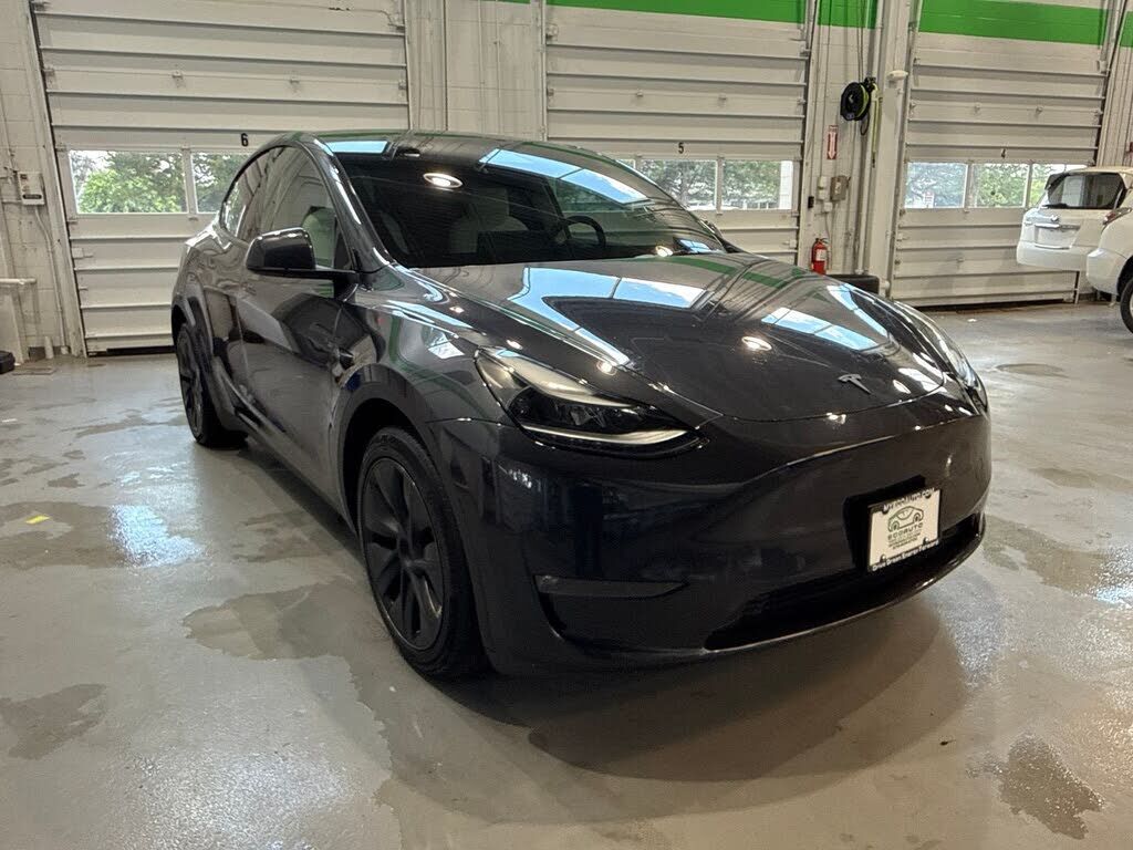 2025 TESLA Model Y
