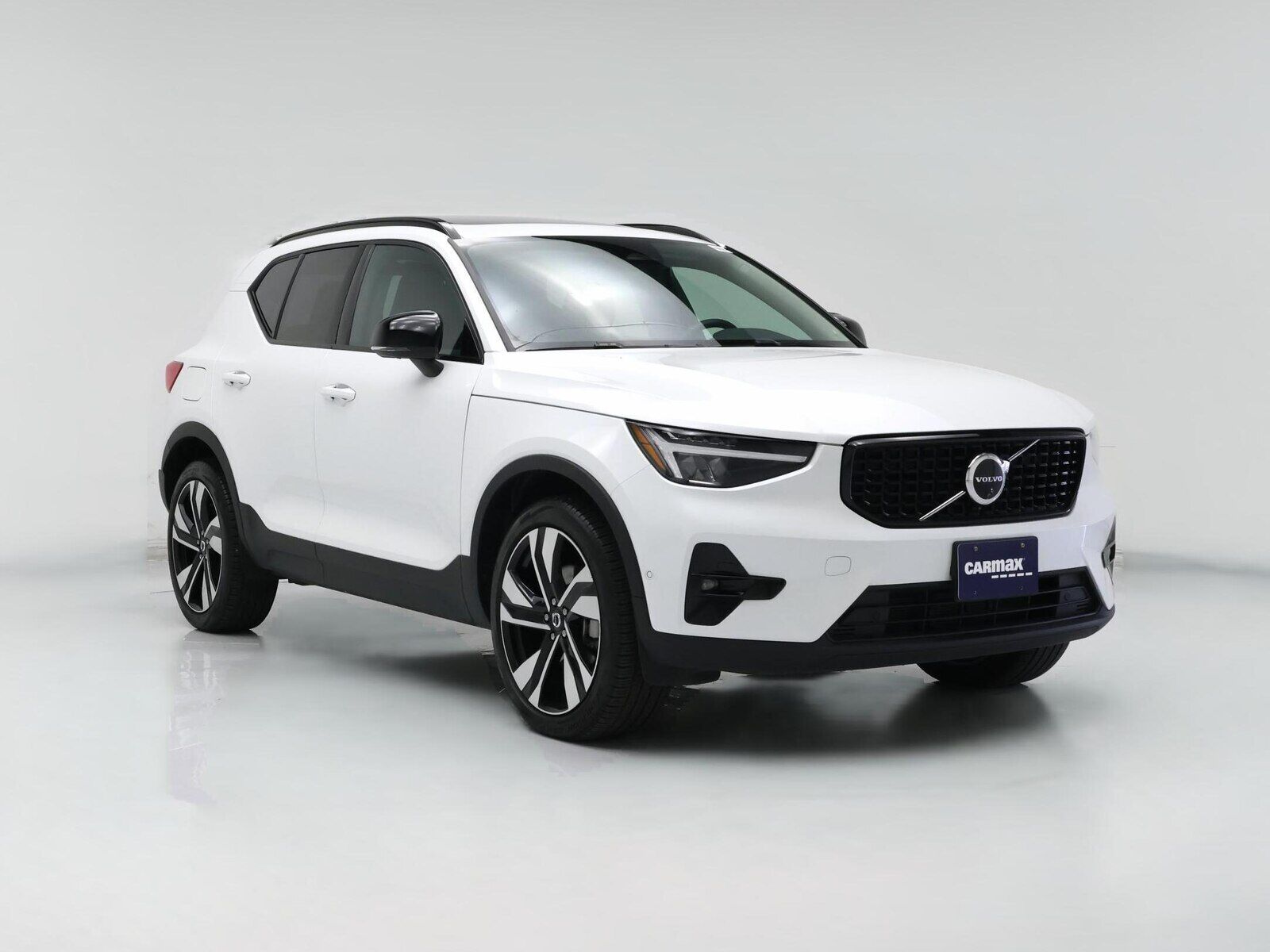 2025 VOLVO XC40