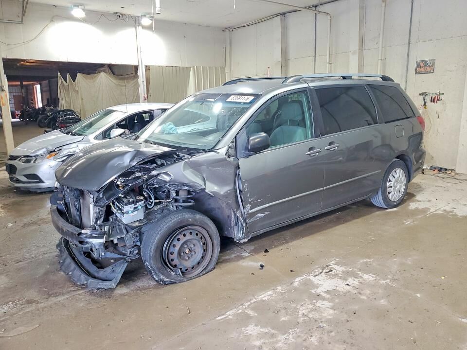 2004 TOYOTA Sienna