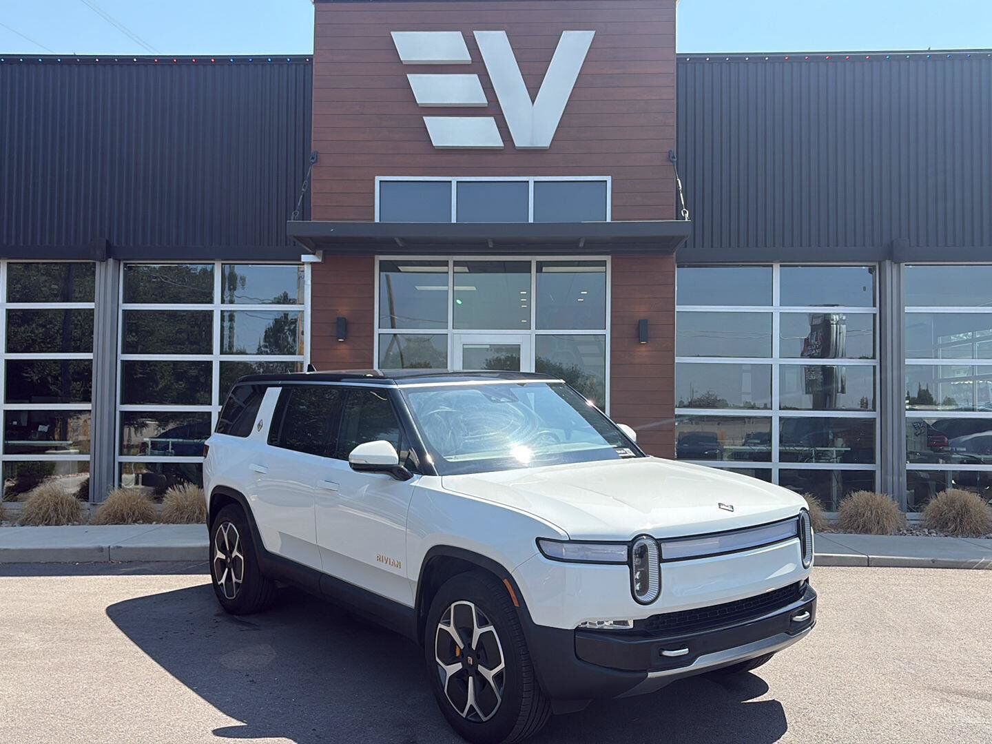 2024 RIVIAN R1S
