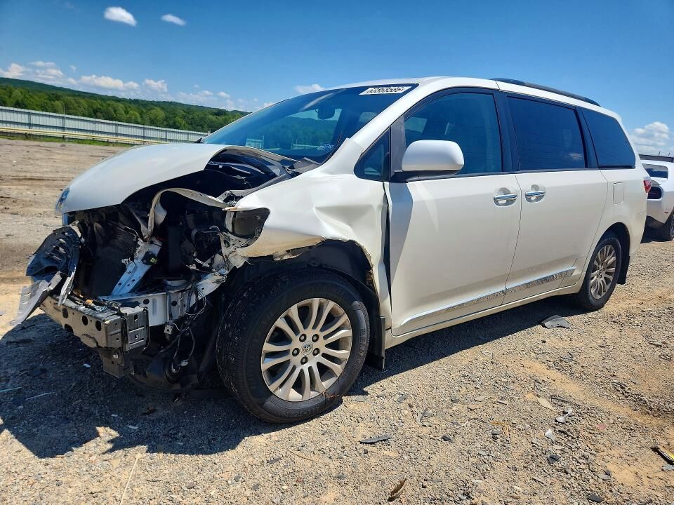 2017 TOYOTA Sienna