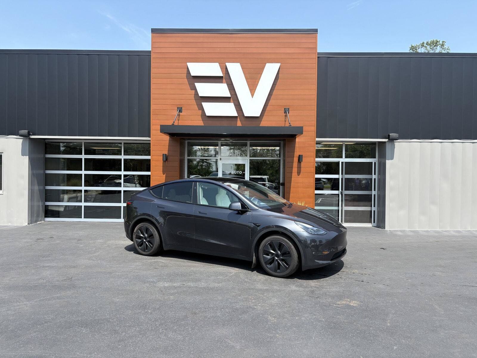 2025 TESLA Model Y
