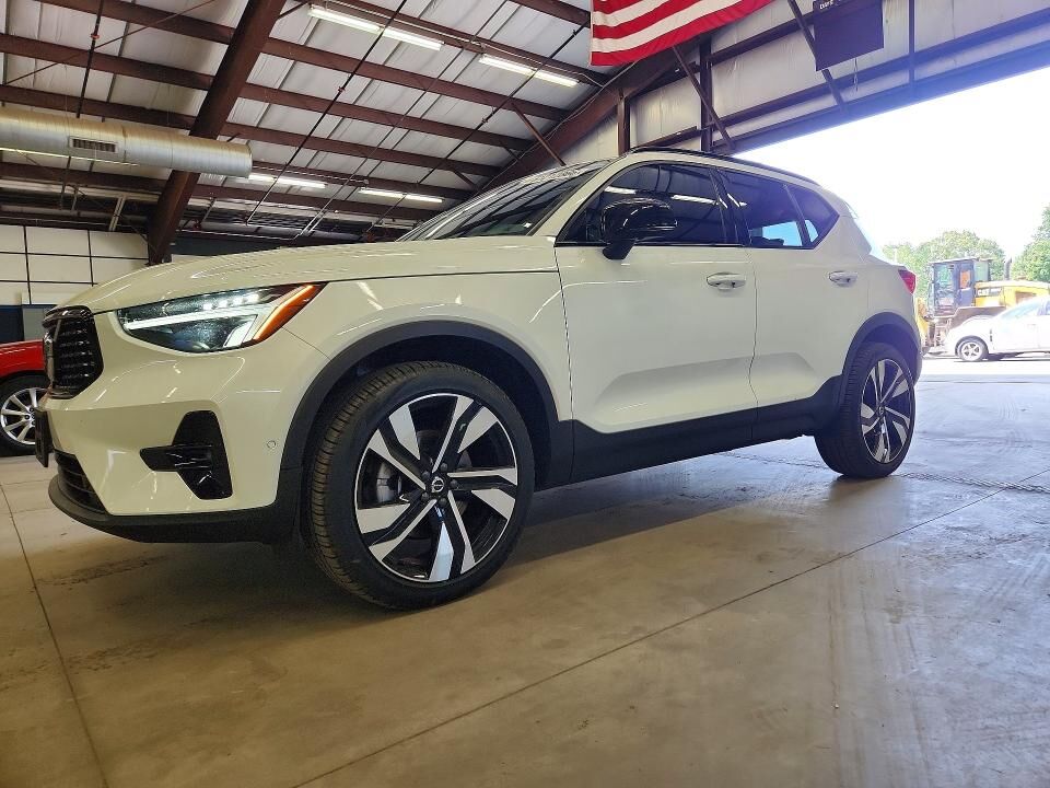 2023 VOLVO XC40
