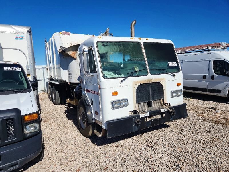 2006 PETERBILT 320
