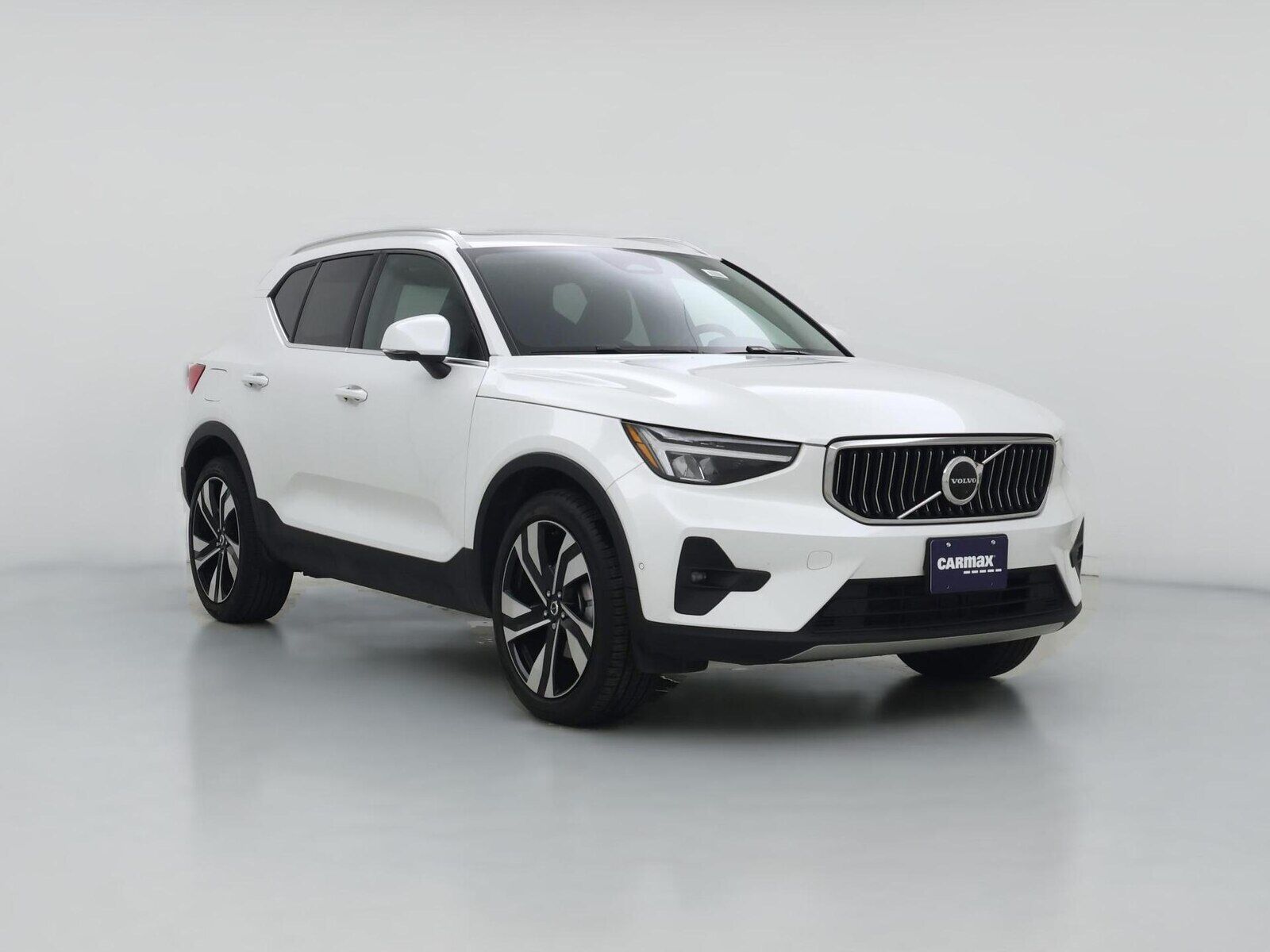 2023 VOLVO XC40