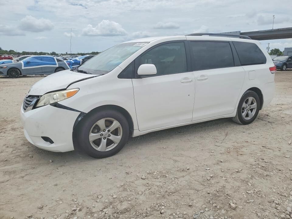 2011 TOYOTA Sienna