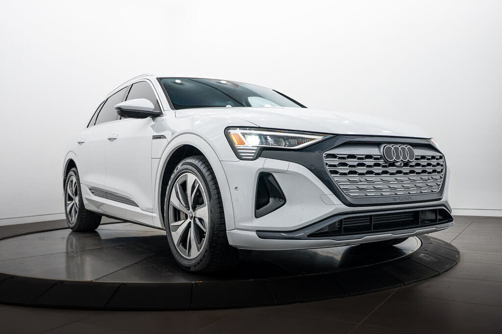 2024 AUDI Q8
