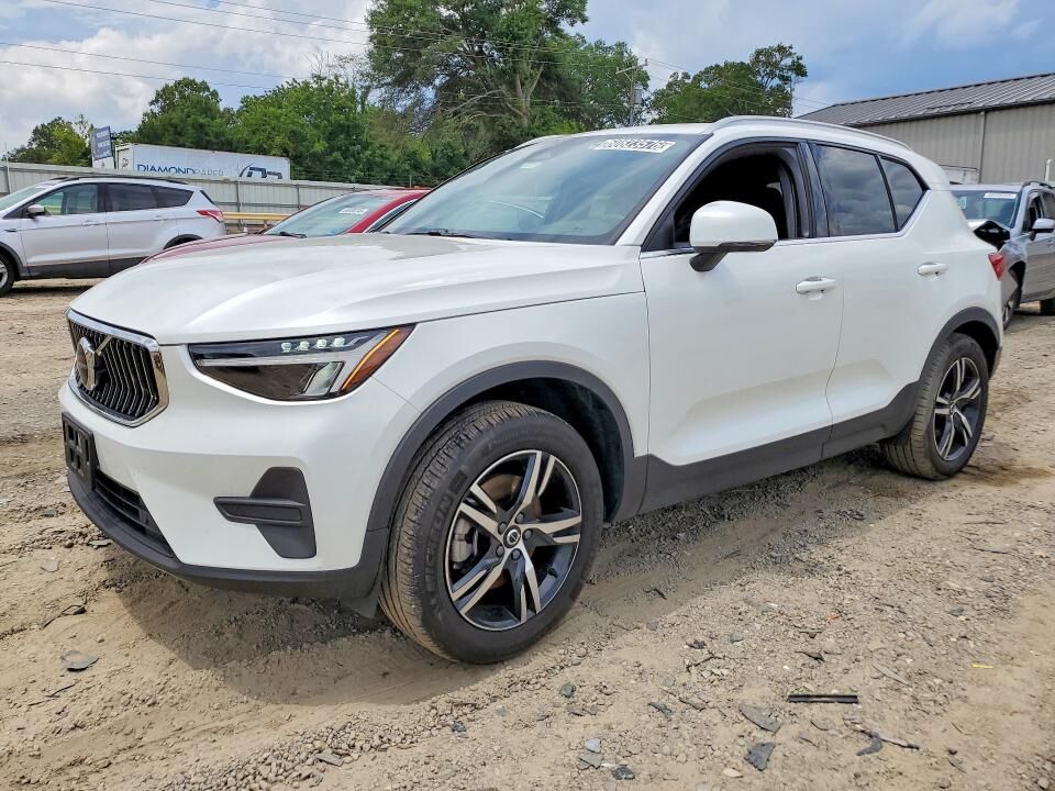 2025 VOLVO XC40