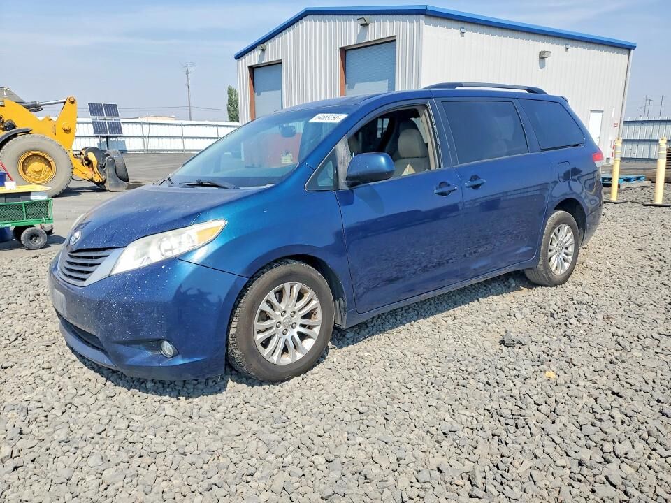 2011 TOYOTA Sienna