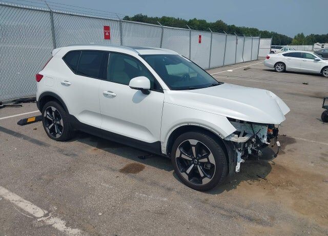 2022 VOLVO XC40