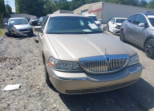 2005 LINCOLN Town Car