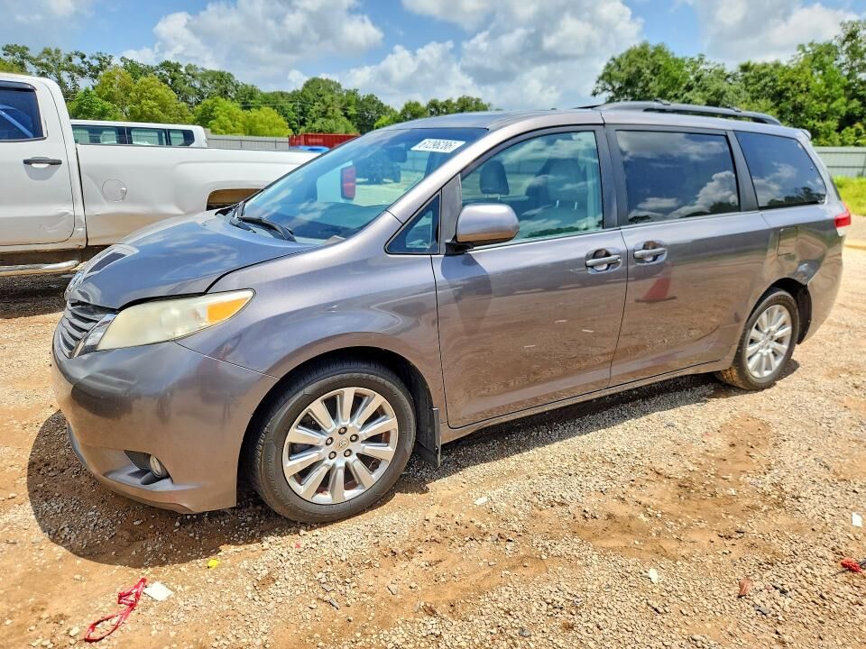 2011 TOYOTA Sienna