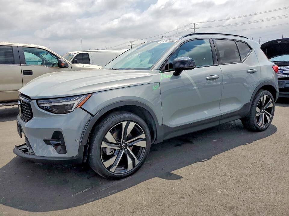 2024 VOLVO XC40