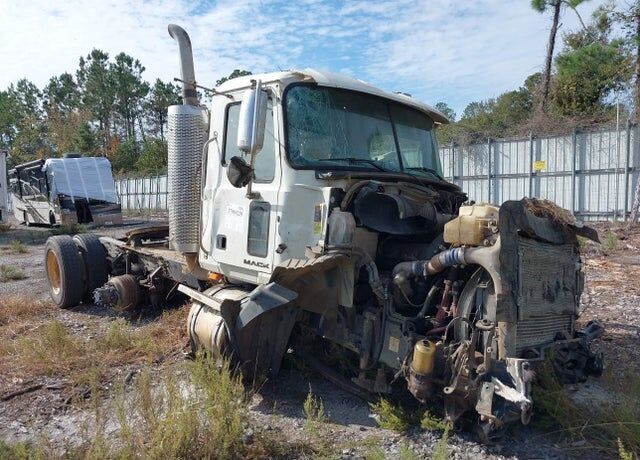 2010 MACK CXU