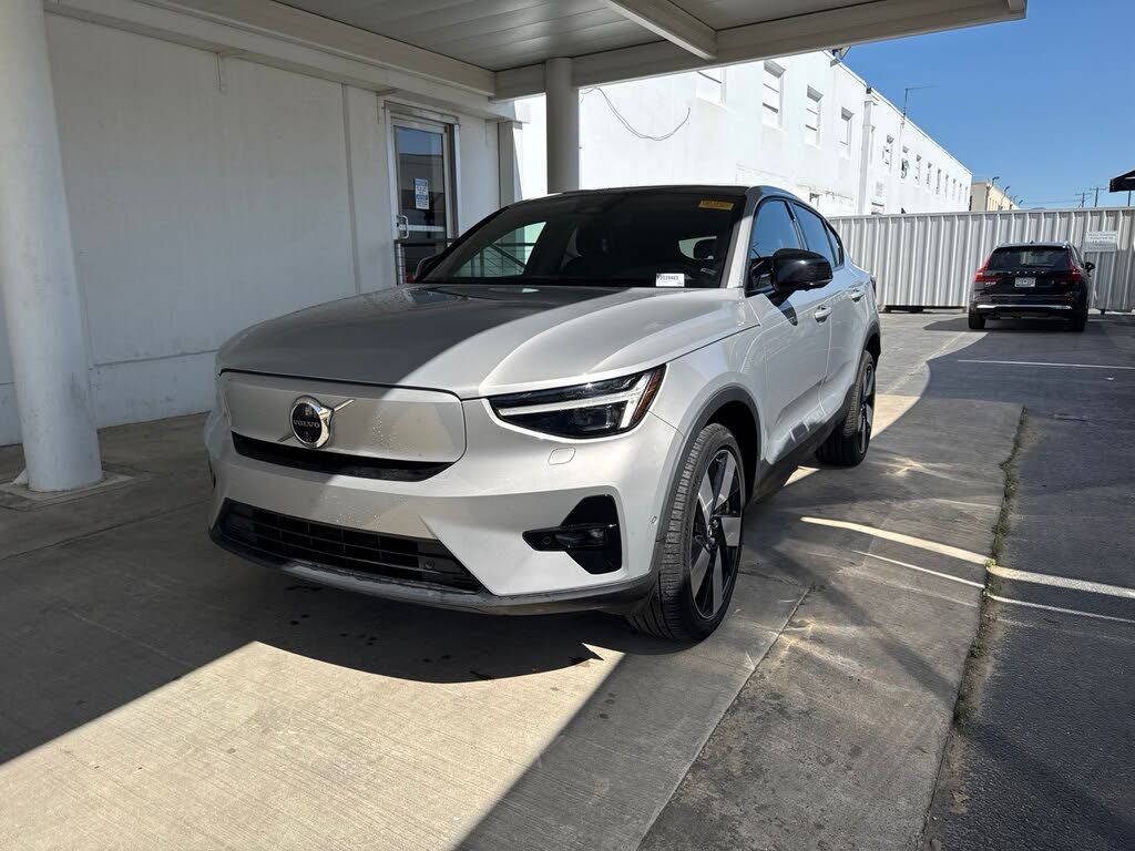 2023 VOLVO C40