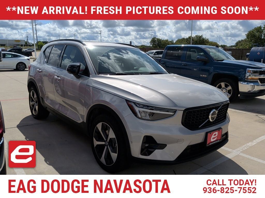 2025 VOLVO XC40