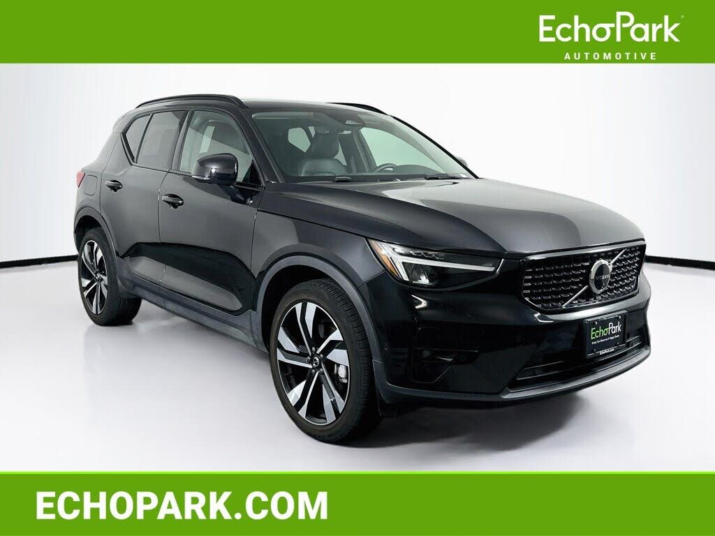 2025 VOLVO XC40