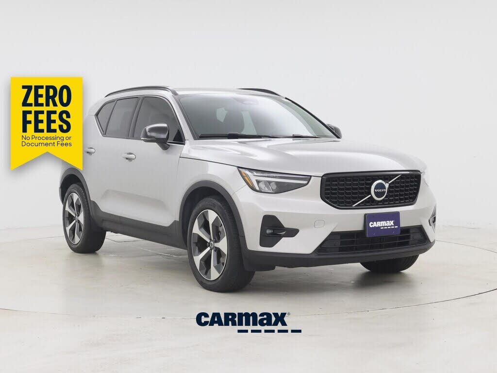 2023 VOLVO XC40