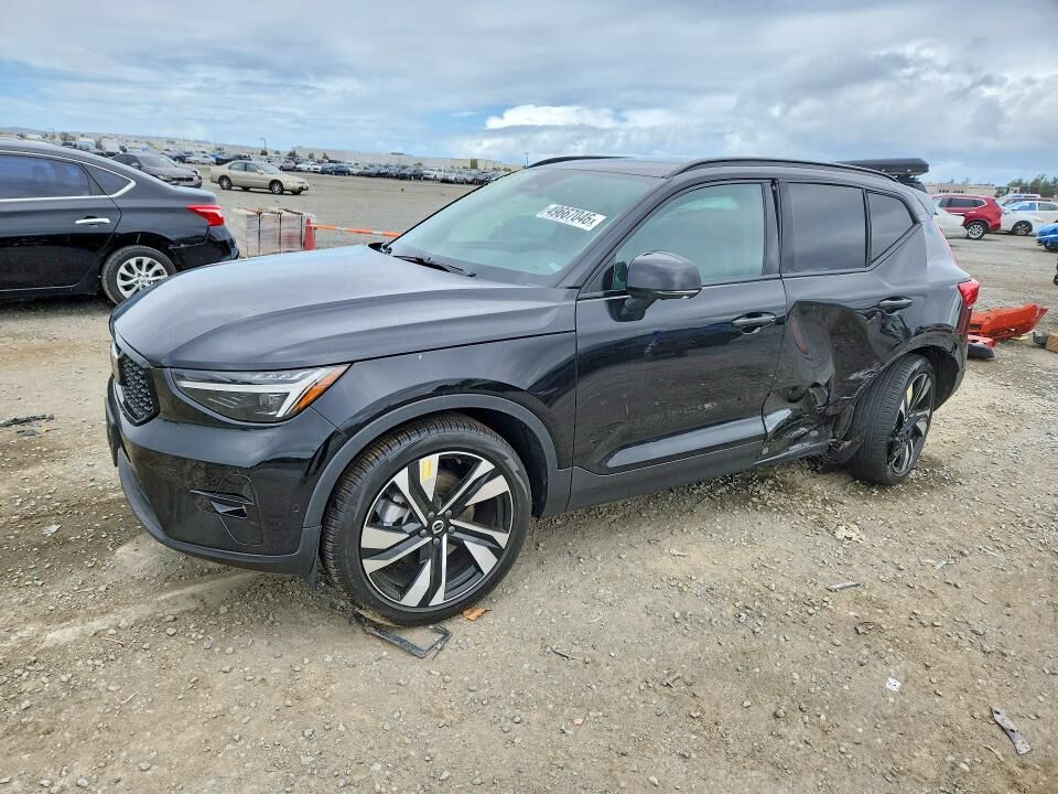 2024 VOLVO XC40
