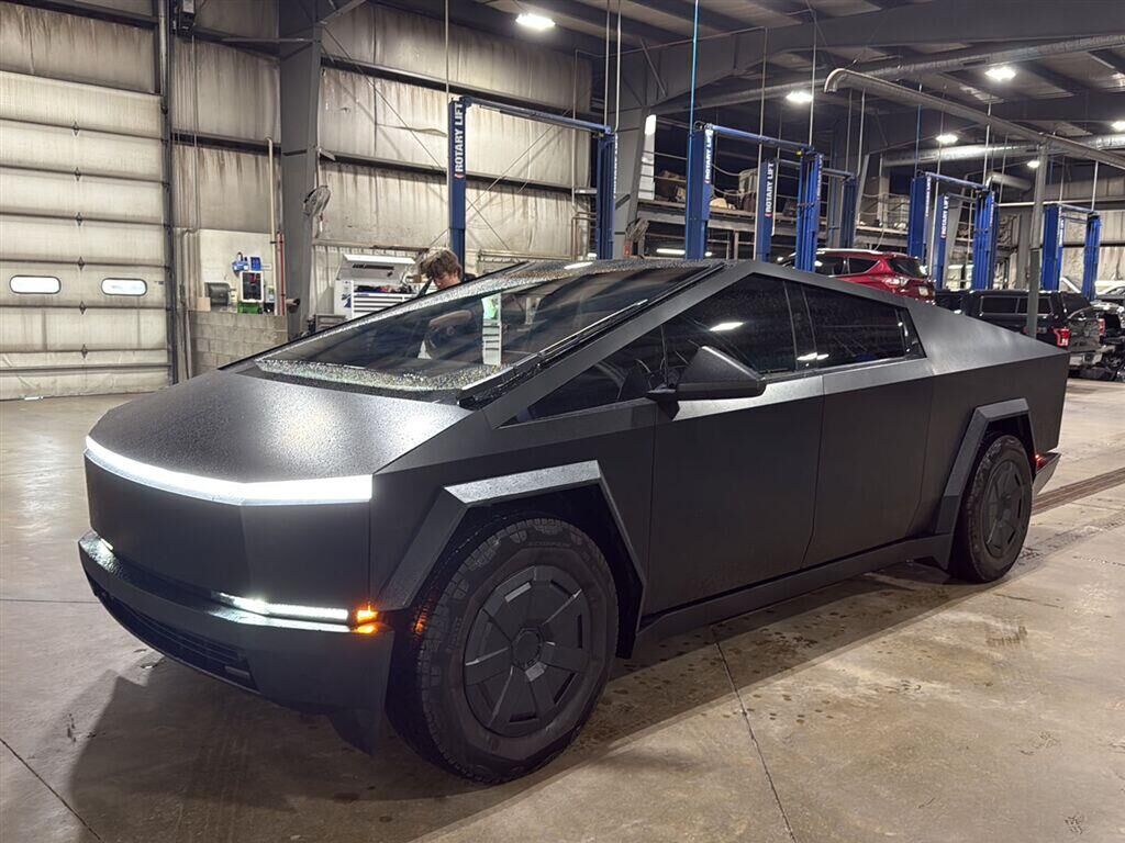 2025 TESLA Cybertruck