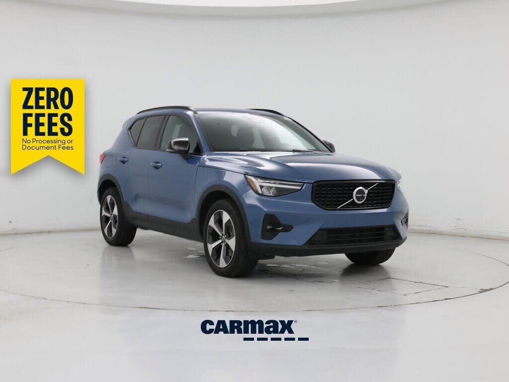 2025 VOLVO XC40