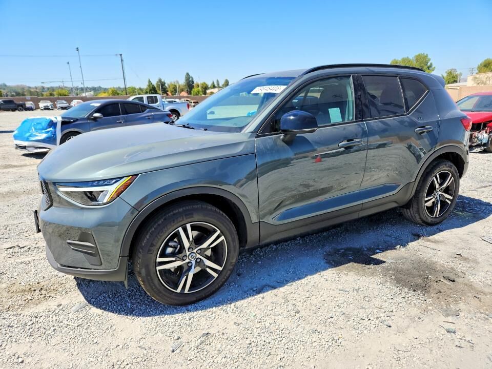 2026 VOLVO XC40