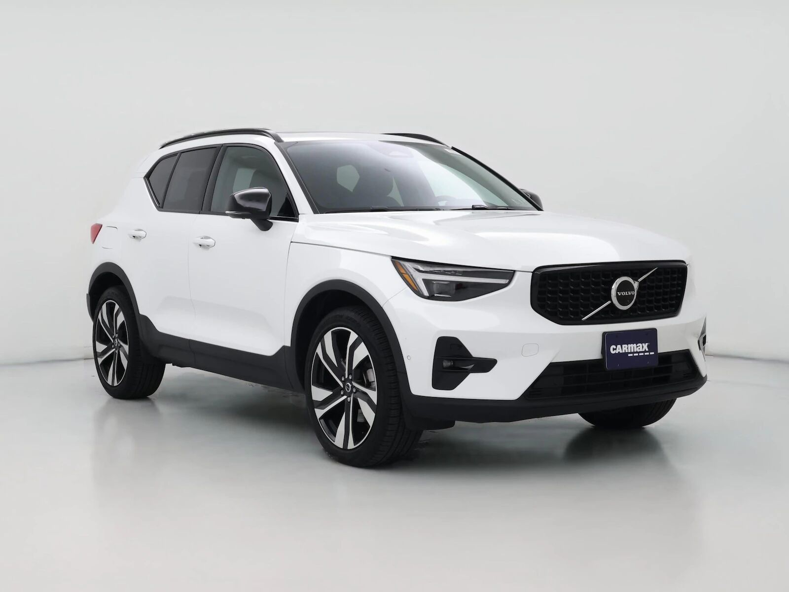 2023 VOLVO XC40