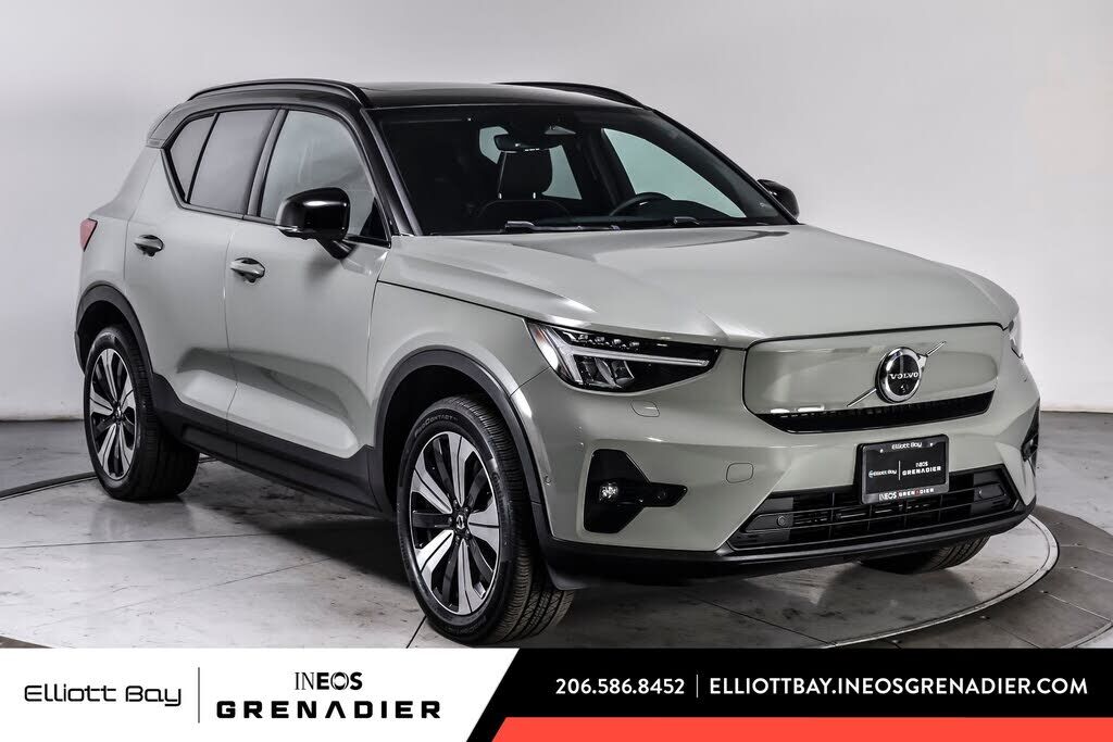 2023 VOLVO XC40