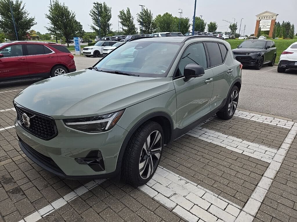 2023 VOLVO XC40