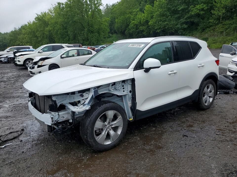 2022 VOLVO XC40